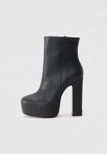 Высокие сапоги