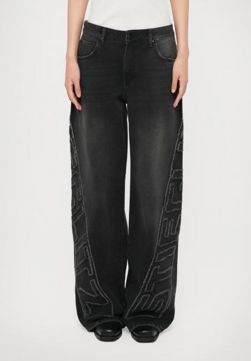 Прямые джинсы