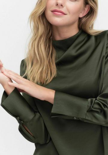 Атласная блузка