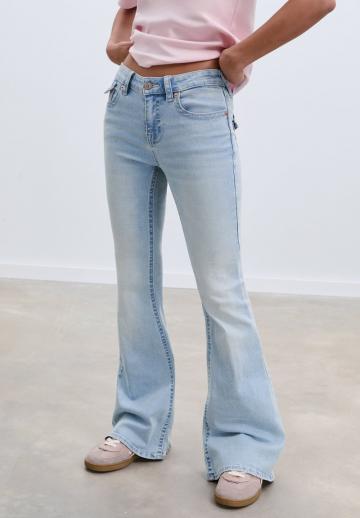 Клешеные джинсы