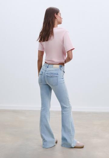 Клешеные джинсы