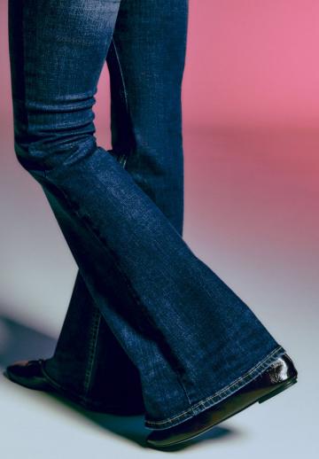 Клешеные джинсы
