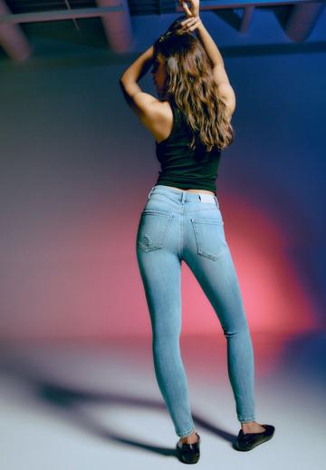Короткие джинсы