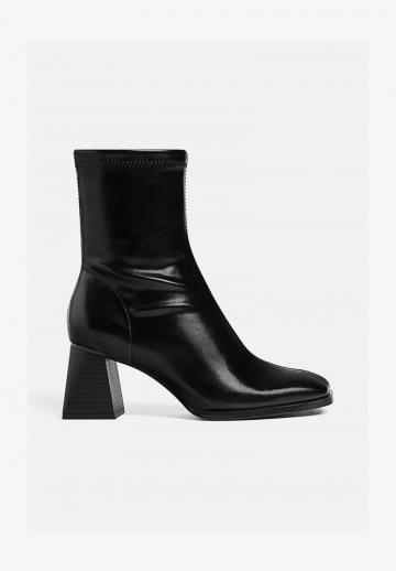 Полусапожки на высоком каблуке