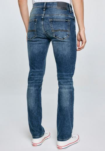 Узкие джинсы