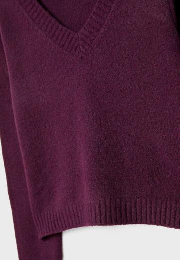 Пуловер с вырезом V