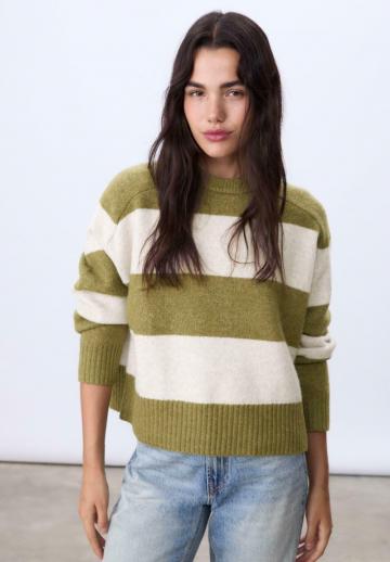 Пуловер в полоску