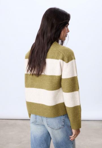 Пуловер в полоску