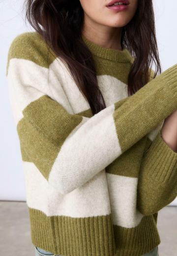 Пуловер в полоску