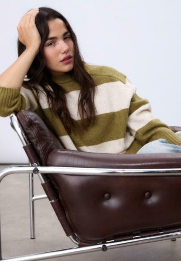 Пуловер в полоску