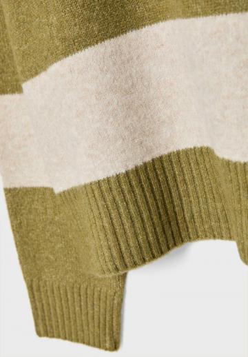 Пуловер в полоску