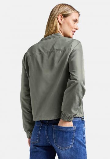 Куртка с накладнымит карманами