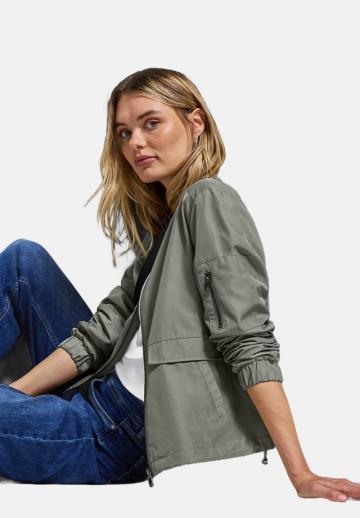 Куртка с накладнымит карманами