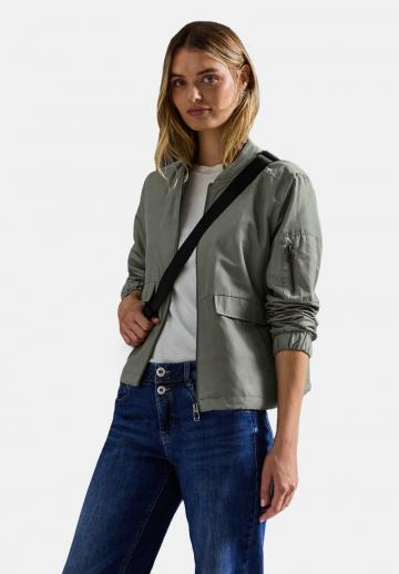 Куртка с накладнымит карманами