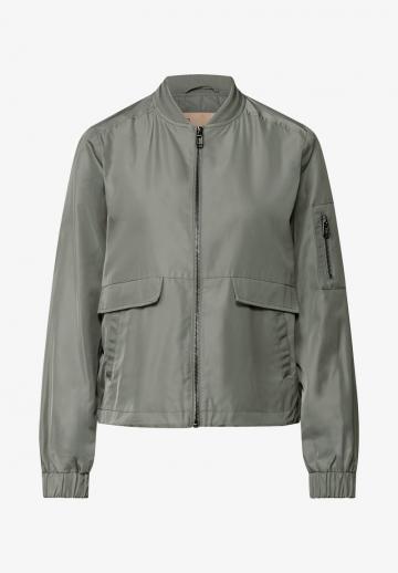 Куртка с накладнымит карманами