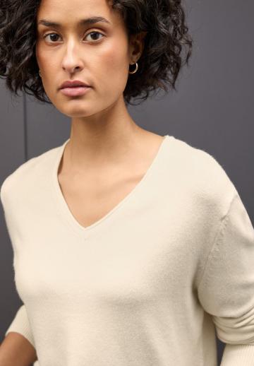 Пуловер с вырезом V