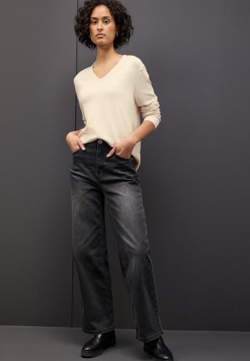 Пуловер с вырезом V