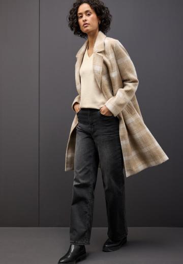 Пуловер с вырезом V