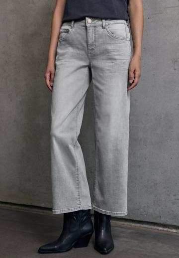 Короткие джинсы