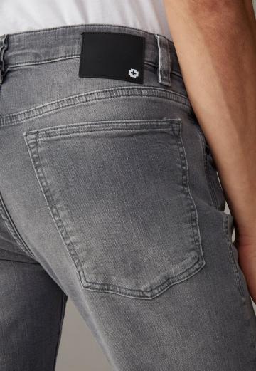 Узкие джинсы