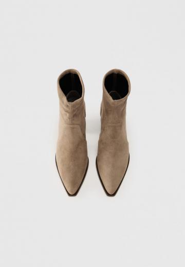 Высокие сапоги