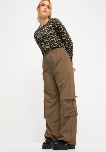 Брюки с накладными карманами