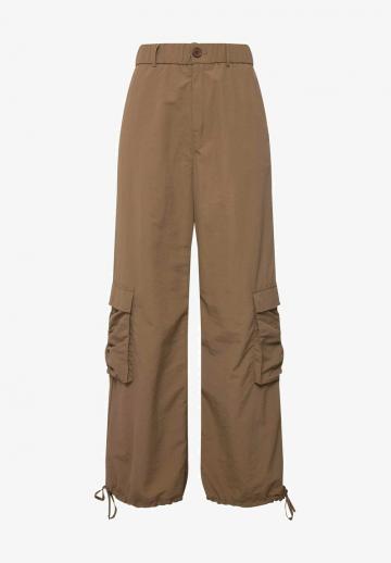 Брюки с накладными карманами