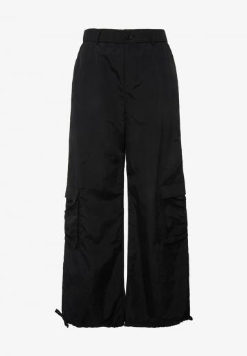 Брюки с накладными карманами