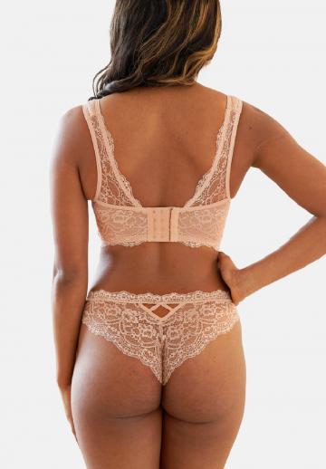 Трусы на бедрах