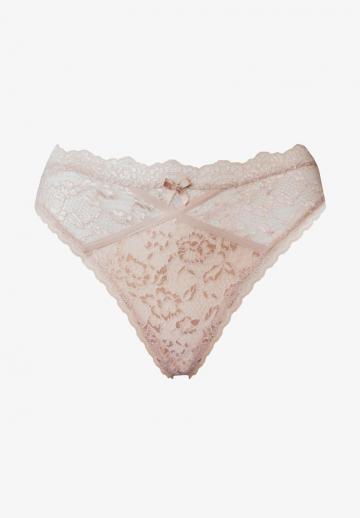 Трусы на бедрах