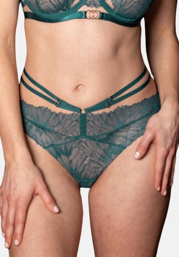 Трусы на бедрах