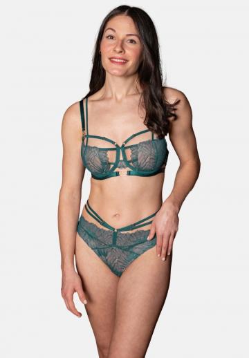 Трусы на бедрах