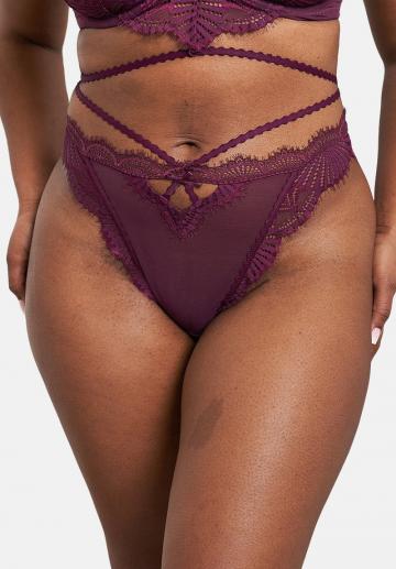 Трусы на бедрах