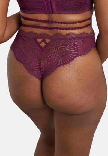 Трусы на бедрах