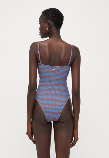 Слитный купальник