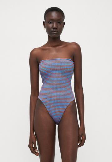 Слитный купальник