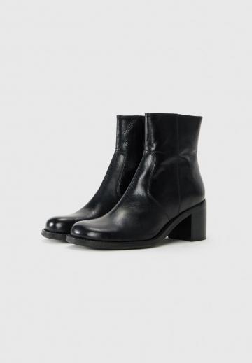 Высокие сапоги