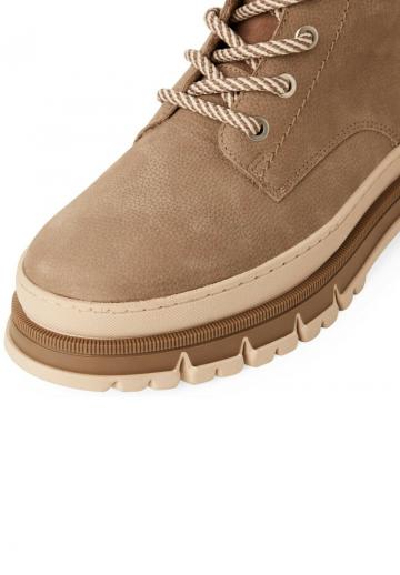 Ботинки на шнуровке