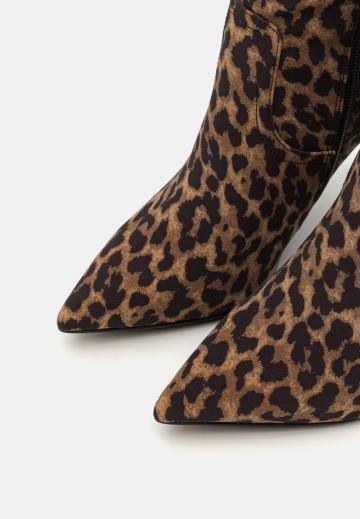 Высокие сапоги