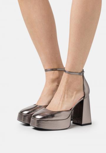 Туфли на высоком каблуке