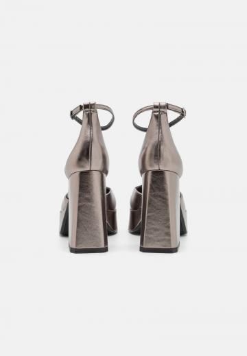 Туфли на высоком каблуке