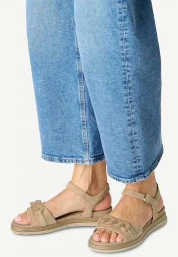 Босоножки на танкетке