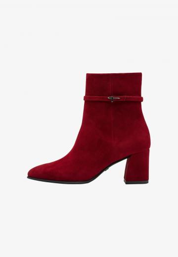 Сапожки на танкетке