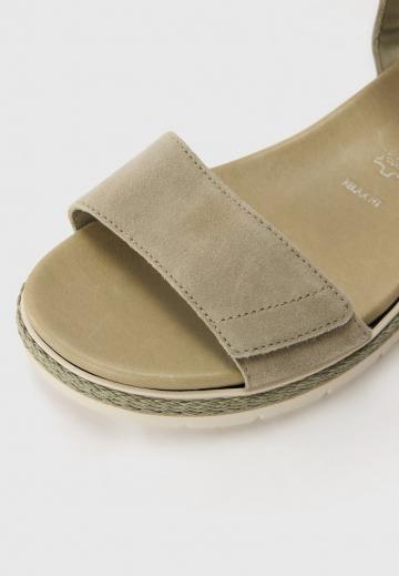 Босоножки на танкетке