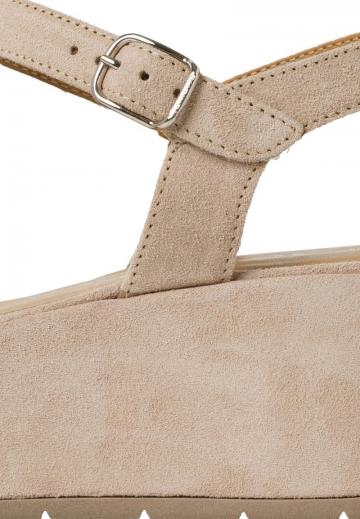 Босоножки на танкетке