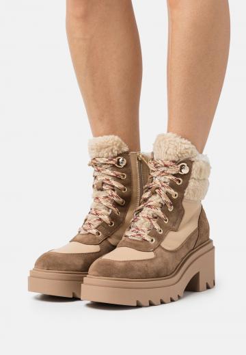 Ботинки на шнуровке