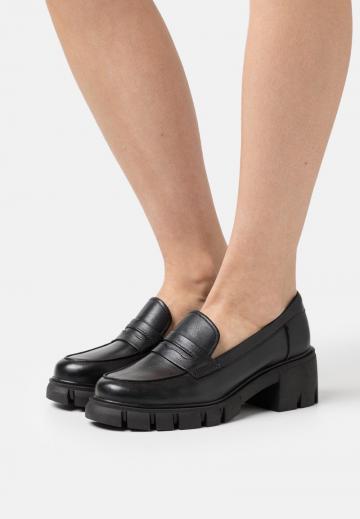 Туфли с высоким носом