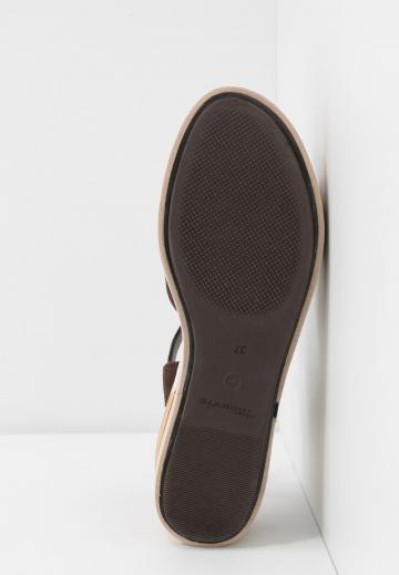 Босоножки на танкетке