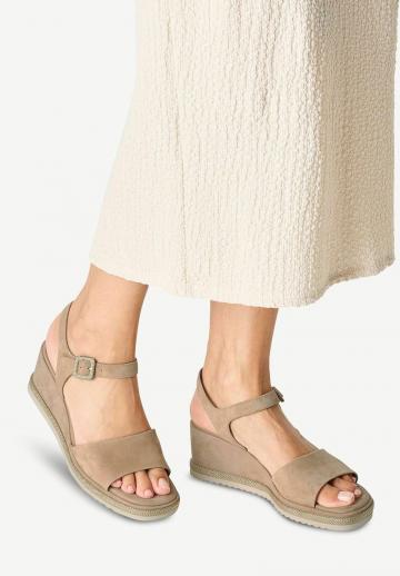 Босоножки на танкетке