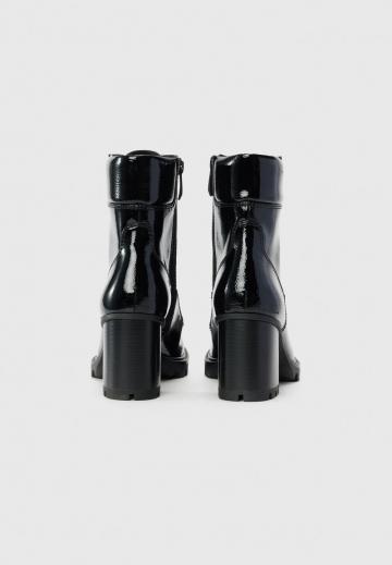 Ботинки на шнуровке